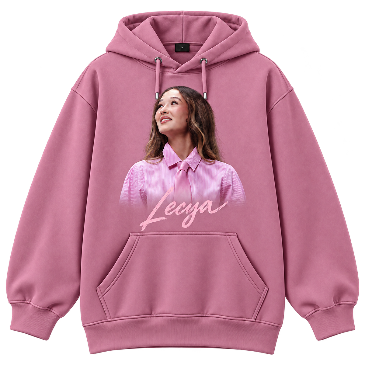 Hoodie rose Lecya — portrait en chemise rose et logo officiel rose, face avant
