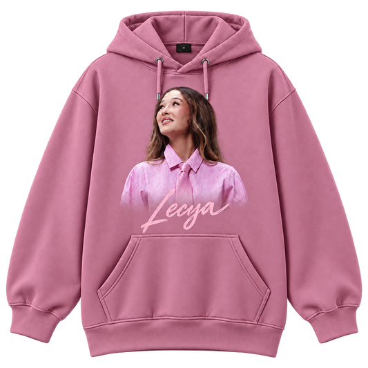 Hoodie rose Lecya — portrait en chemise rose et logo officiel rose, face avant
