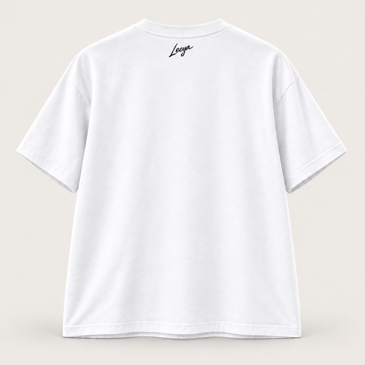 T-shirt blanc · Cravate noire — dos, signature à la nuque