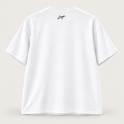 T-shirt blanc · Cravate noire — dos, signature à la nuque