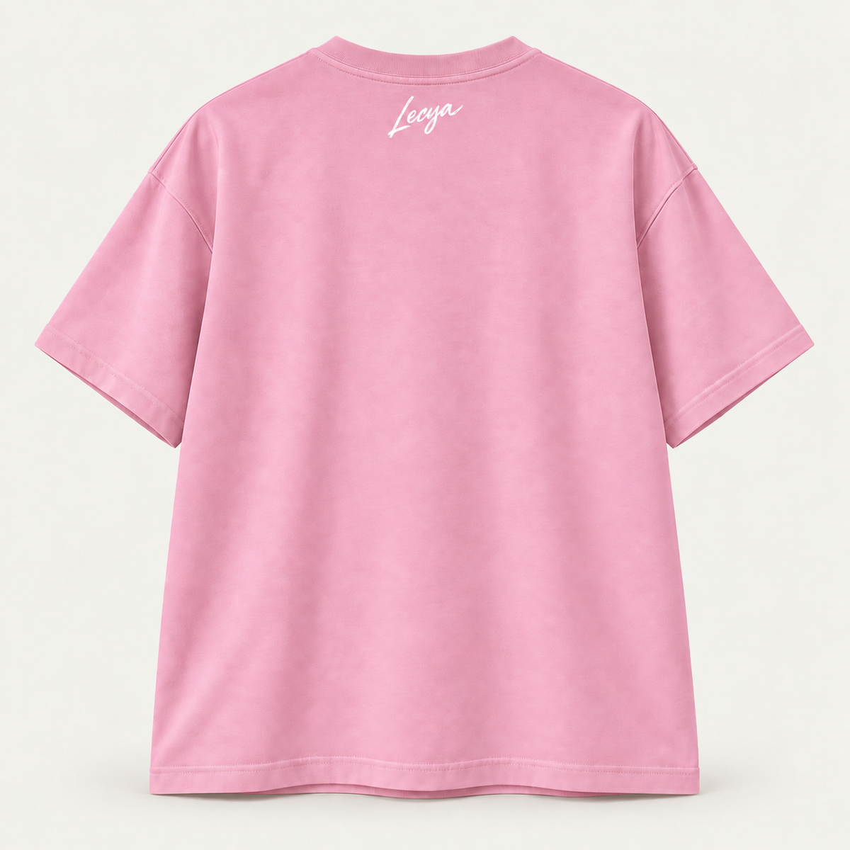 T-shirt rose · Cravate blanche — dos, signature à la nuque