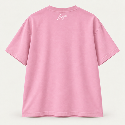 T-shirt rose · Cravate blanche — dos, signature à la nuque